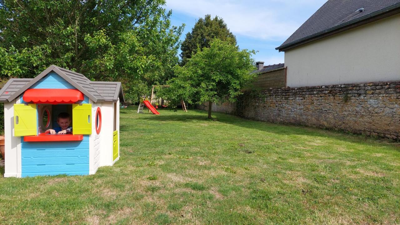 Le So Art, Grande Maison 4 Chambres, Terrain De Petanque, Grand Jardin Clos, Flipper, Babyfoot, Jeux Arcade, Ping Pong,1 Km Mer, Proche Golf, Port En Bessin, Bayeux Et Plages Du Debarquement, Adaptee Enfants Commes Dış mekan fotoğraf