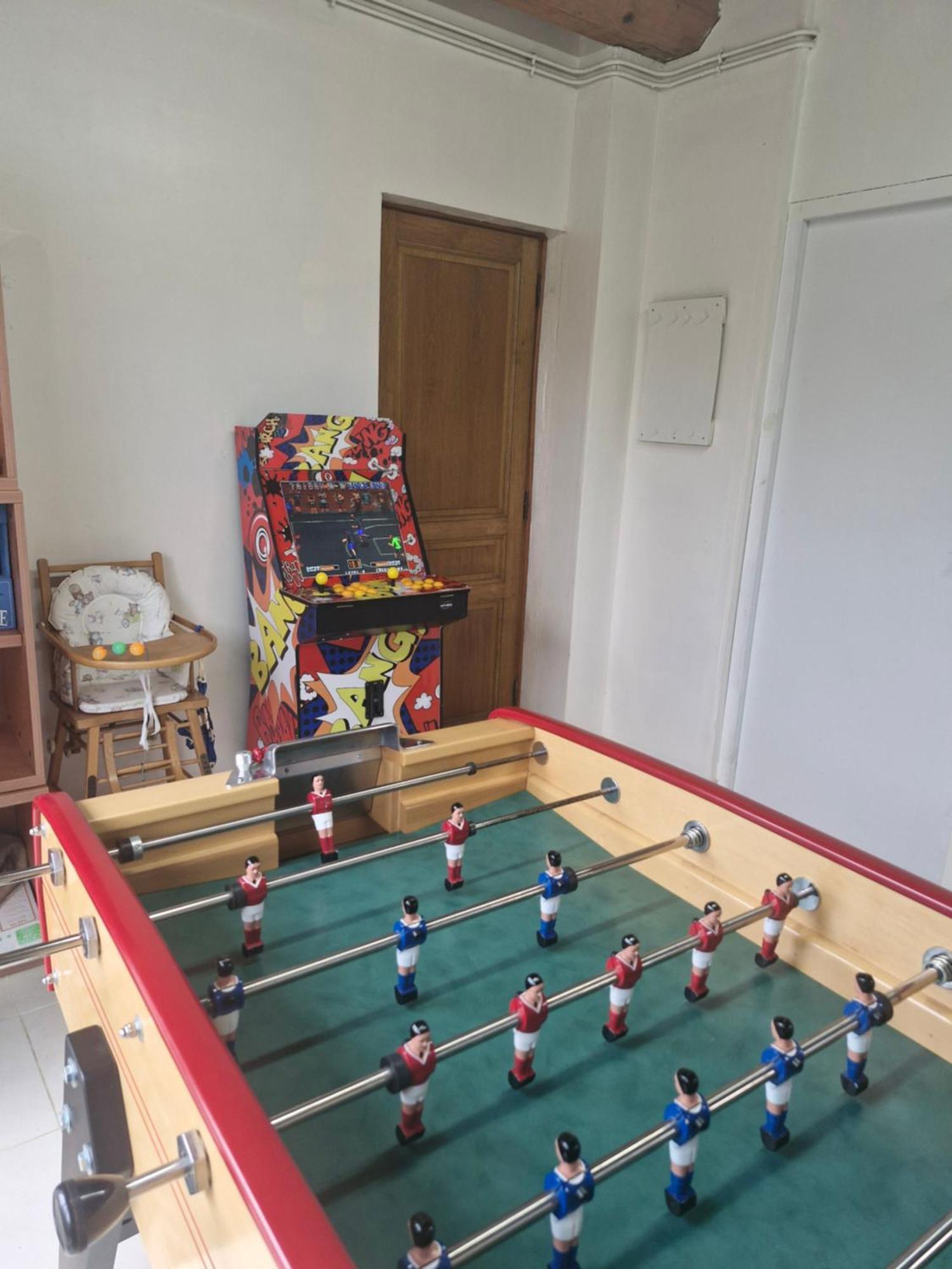 Le So Art, Grande Maison 4 Chambres, Terrain De Petanque, Grand Jardin Clos, Flipper, Babyfoot, Jeux Arcade, Ping Pong,1 Km Mer, Proche Golf, Port En Bessin, Bayeux Et Plages Du Debarquement, Adaptee Enfants Commes Dış mekan fotoğraf